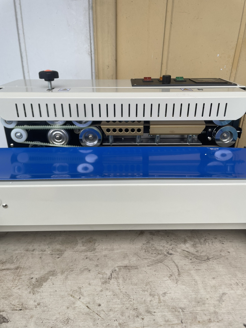 Конвеєрний зварювач пакетів Vektor FR-900 4