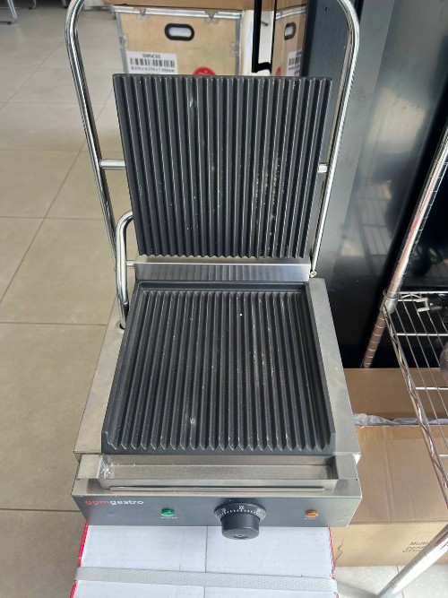 Контактный гриль 0,31 м - с верхней и нижней обжаркой GGM Gastro KGKB100 1