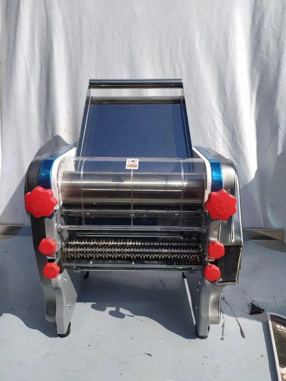 Тісторозкатна машина Vektor HNM-240 2